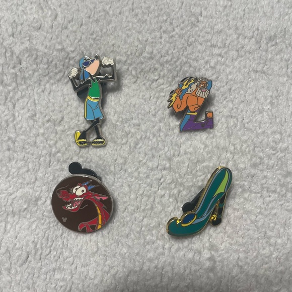 Disney pin assortment - Picture 1 of 2